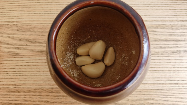 菠菜拌花生米,将大蒜也放入蒜臼中,捣成蒜泥。