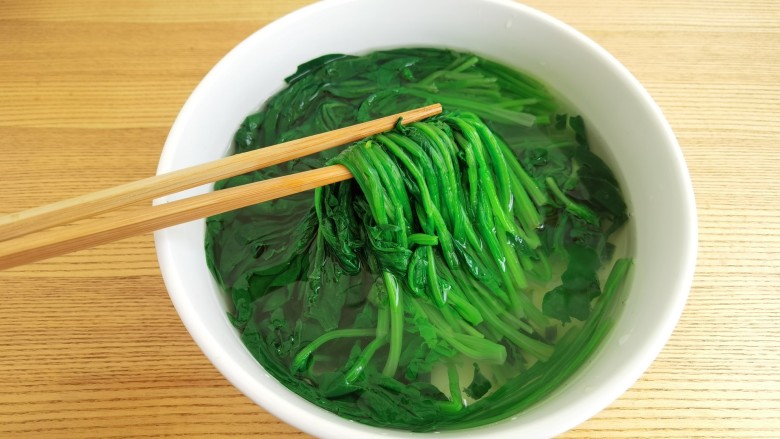 菠菜拌花生米,<a style='color:red;display:inline-block;' href='/shicai/ 117'>菠菜</a>洗净后焯水,入饮用水中投凉。