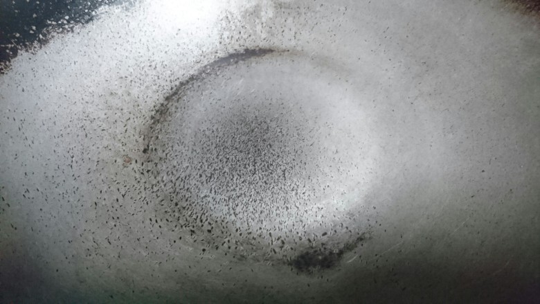 虾仁跑蛋,大火起锅,少量水