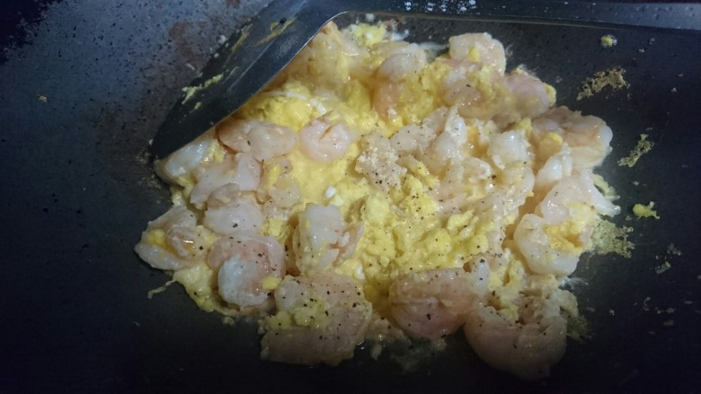 虾仁跑蛋,蛋液凝固变色后即可关火,并海盐,黑胡椒调味