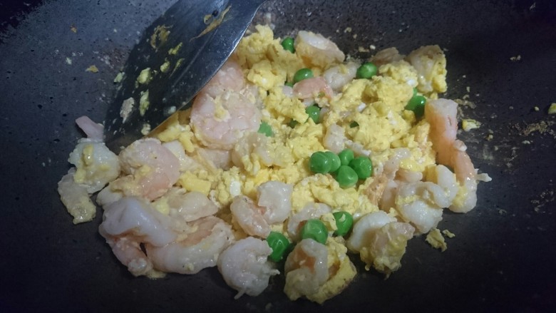 虾仁跑蛋,利用锅中的余温虾仁会熟的更透,加入之前煮好的豌豆
