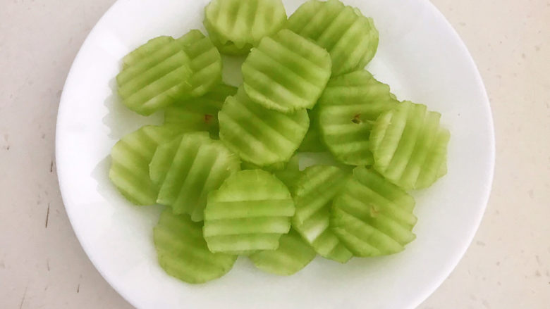 莴笋炒木耳,把莴笋切成波浪片,既好看又好夹