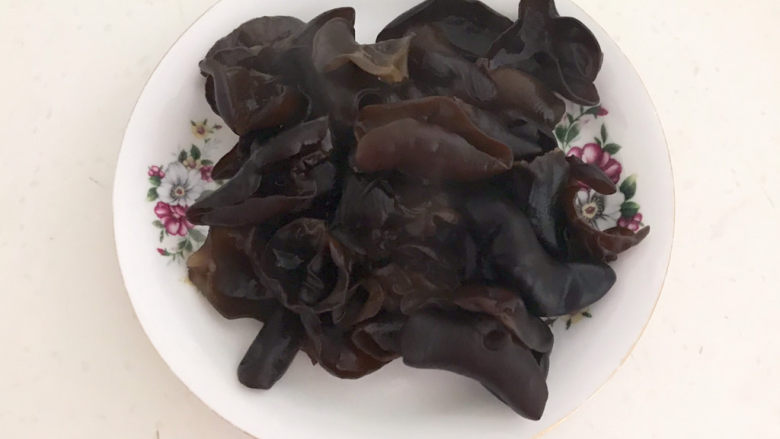 莴笋炒木耳,把焯好的木耳捞出来,沥干水份