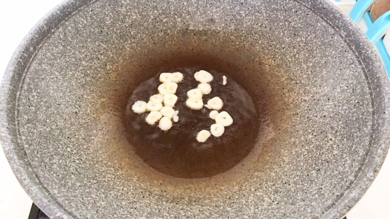 莴笋炒木耳,油烧热后加入蒜片,炒出香味