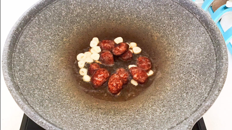 莴笋炒木耳,加入腊肠,翻炒1分钟