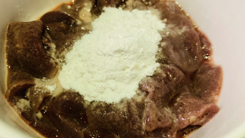 蒜苗炒猪肝,再加入少许淀粉,搅拌均匀,腌制一会;