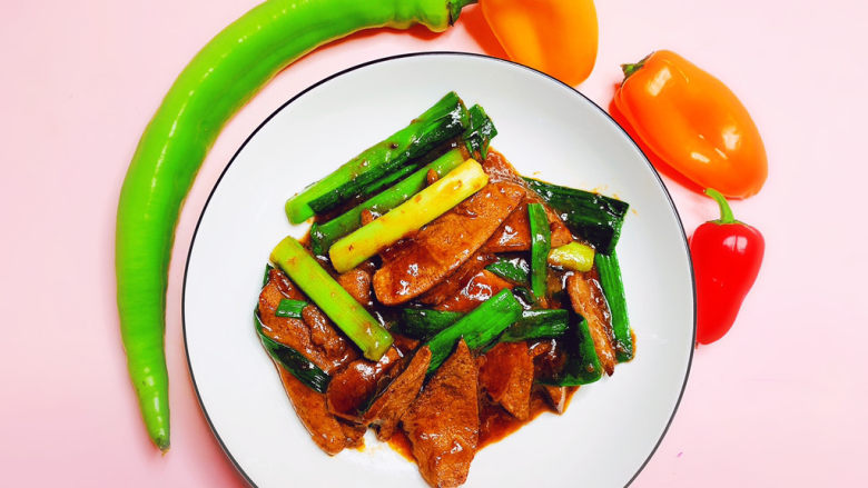 蒜苗炒猪肝,蒜苗炒猪肝,这样调料汁,先将猪肝过油,一点也不会腥,而且很嫩,成品图。
