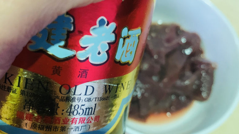 蒜苗炒猪肝,倒掉血水,沥干,加<a style='color:red;display:inline-block;' href='/shicai/ 718'>料酒</a>;