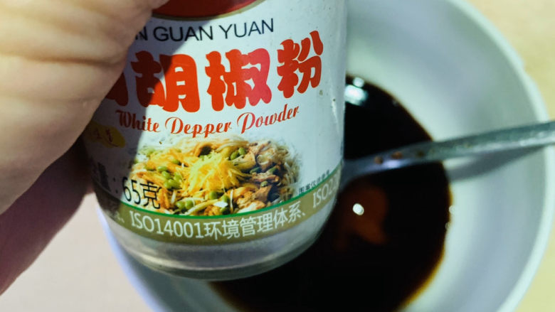 蒜苗炒猪肝,加少许胡椒粉;