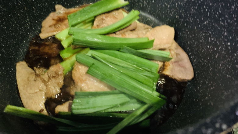 蒜苗炒猪肝,加蒜苗,快速翻炒,断生,就可以出锅了;