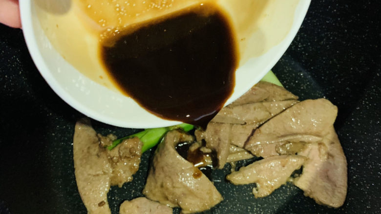 蒜苗炒猪肝,然后再加入过油的猪肝,把调好的料汁也一起倒进去;