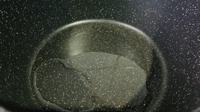 蒜苗炒猪肝,锅里加比平时炒菜多一点的油;
