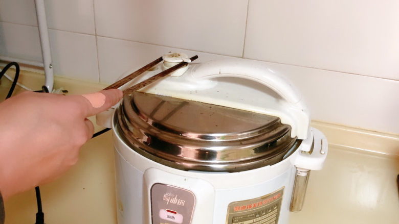 啤酒酱猪蹄,放在压力锅里,一个半小时