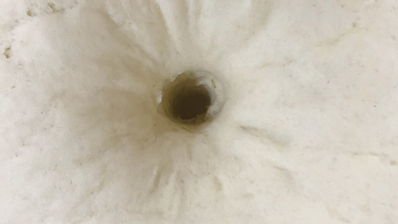 香甜贝壳馒头,发酵至两倍大,用手指戳洞不回弹,取出揉面排气。