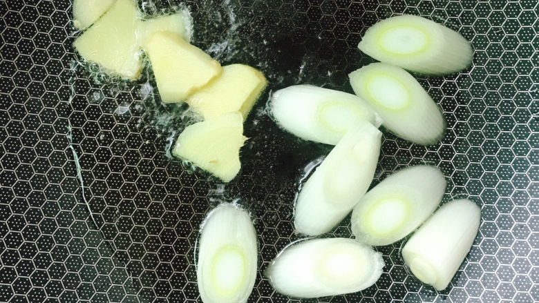 板栗烧鸡翅,热锅冷油,放入生姜、大葱炒香