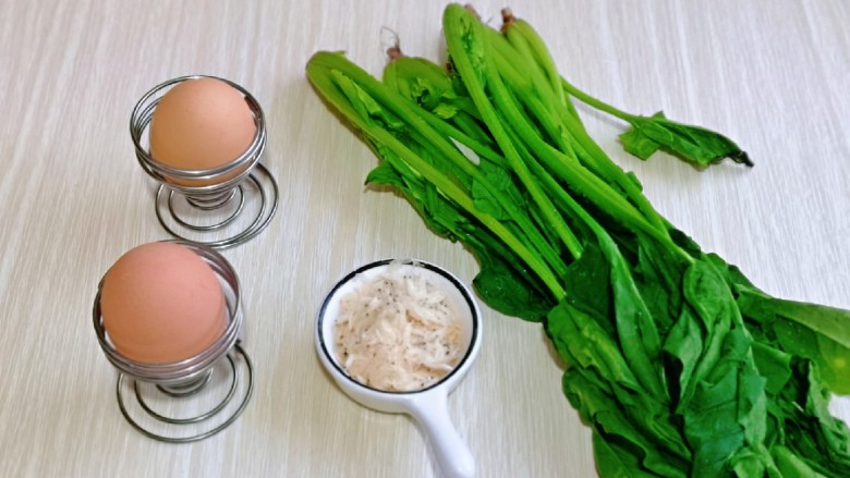 菠菜鸡蛋羹,准备食材。