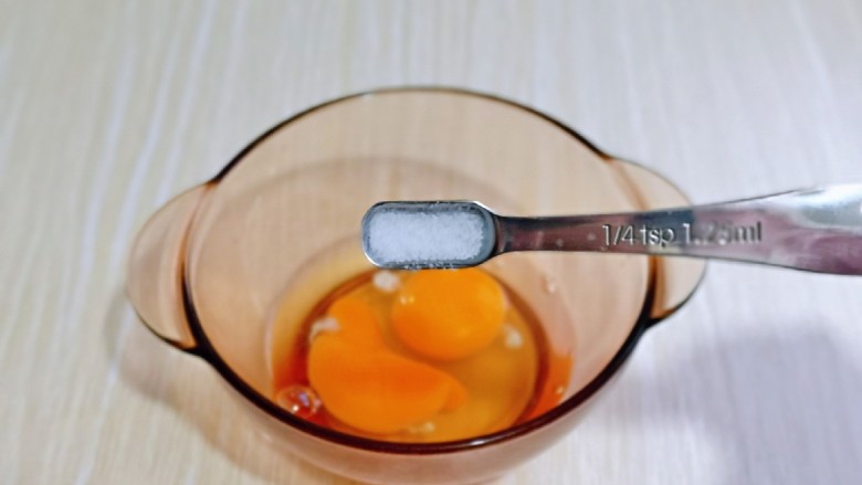 菠菜鸡蛋羹,按个人口味加入盐,用筷子打散。