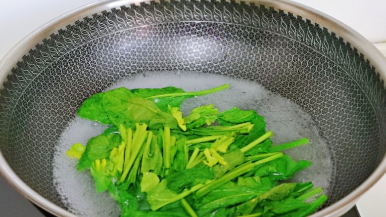 菠菜鸡蛋羹,菠菜焯水: 锅中水烧开下菠菜,大火煮30秒捞出。