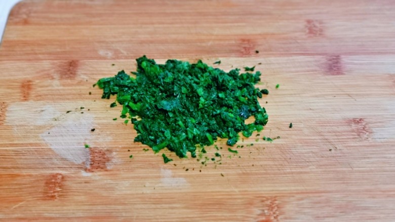 菠菜鸡蛋羹,捞出挤干水分,再切碎。