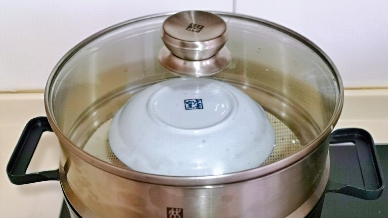 菠菜鸡蛋羹,一定要把蛋羹的碗盖上盖子,大火烧开,转中火隔水蒸蒸10分钟,焖2分钟。