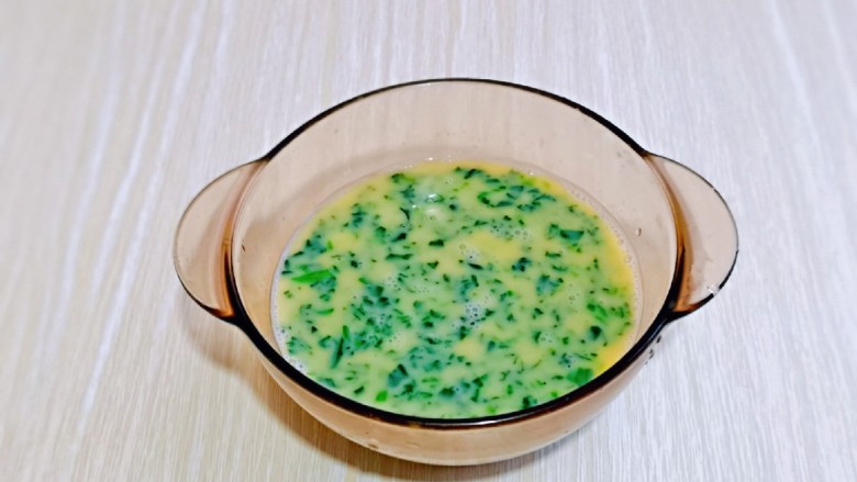 菠菜鸡蛋羹,再加入切碎的菠菜,搅拌均匀。