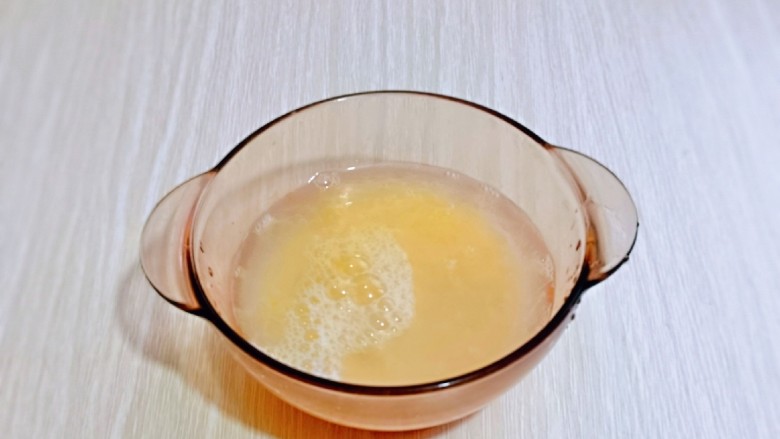 菠菜鸡蛋羹,再加入纯净水,用筷子打均匀,蛋与水的比例是1:1或1:1.5,如果掌握不好水量,可以用蛋壳量水,这样最准确呦~