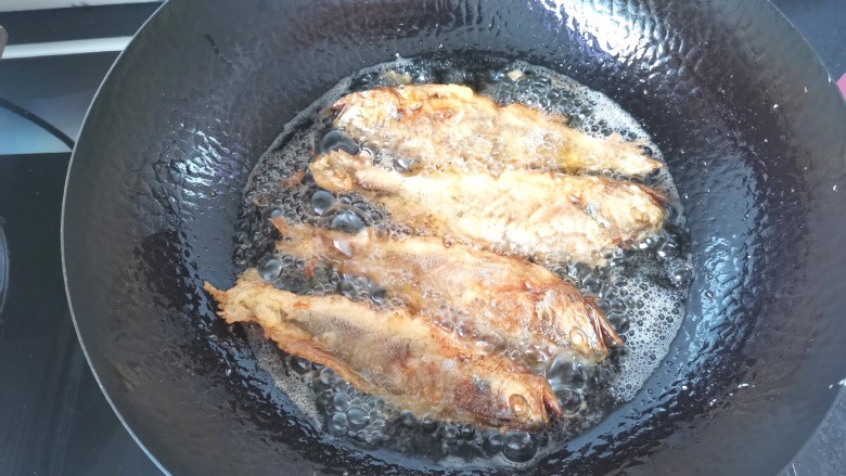 酥炸小黄鱼,稍凉会儿,锅里大火烧开放入小黄鱼复炸一下,大概10秒马上捞出