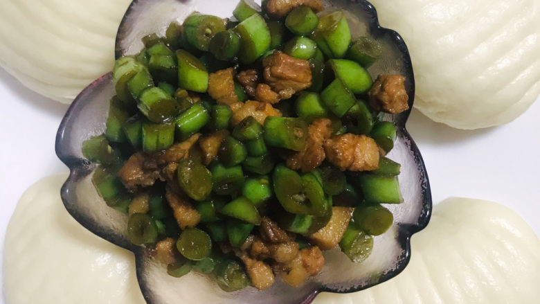 香甜贝壳馒头,还可以炒一碗自己喜欢的菜当馅,打开贝壳馒头夹上,一口一口啃起来吧。