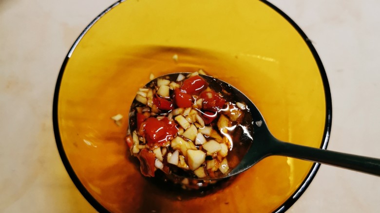 菠菜拌花生米,搅拌均匀 料汁准备好