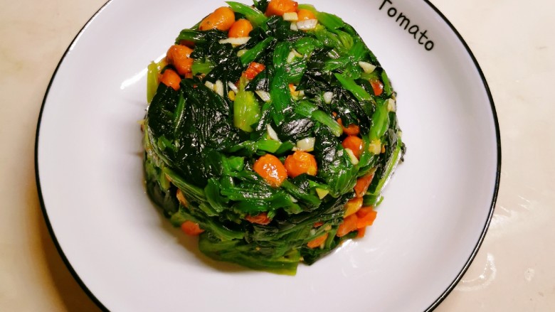 菠菜拌花生米,倒扣盘中