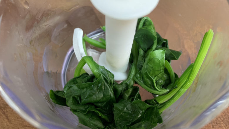 菠菜鸡蛋羹,取几根菜叶子,放入料理机,加少许水打成泥