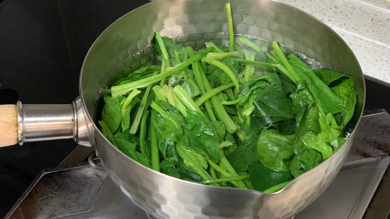 菠菜鸡蛋羹,烧一锅开水,放入菠菜焯水
