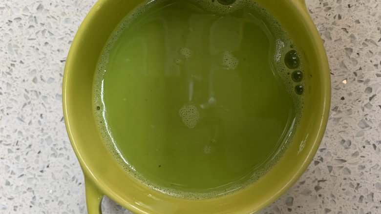 菠菜鸡蛋羹,根据喜好的颜色,往蛋液加入菠菜汁和温水,菠菜汁比例越多,颜色越深