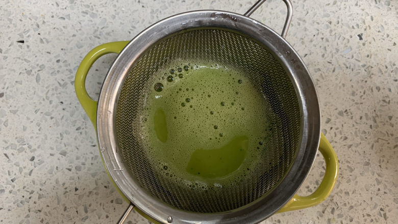 菠菜鸡蛋羹,菠菜汁和温水的总量是蛋液的两倍,再次过筛