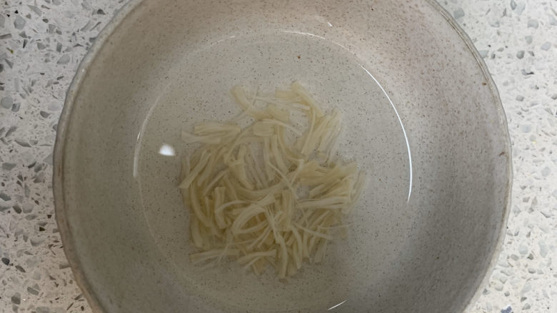 菠菜鸡蛋羹,泡好的干贝顺着纹理撕成丝丝,并换水再次清洗,去除盐分