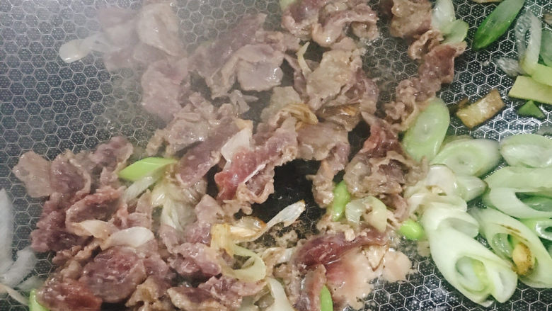 番茄炒牛肉,迅速翻炒