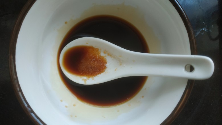 蒜蓉小油菜,适量盐。搅拌均匀使糖和盐融化,调成调料汁