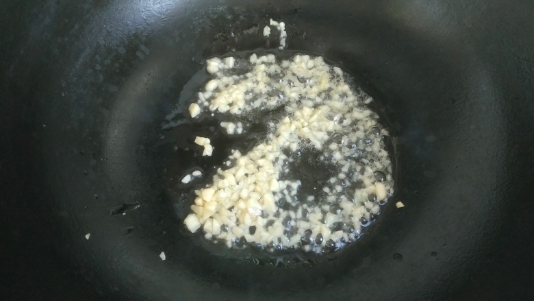 蒜蓉小油菜,锅中放入适量<a style='color:red;display:inline-block;' href='/shicai/ 857'>植物油</a>,爆香蒜末