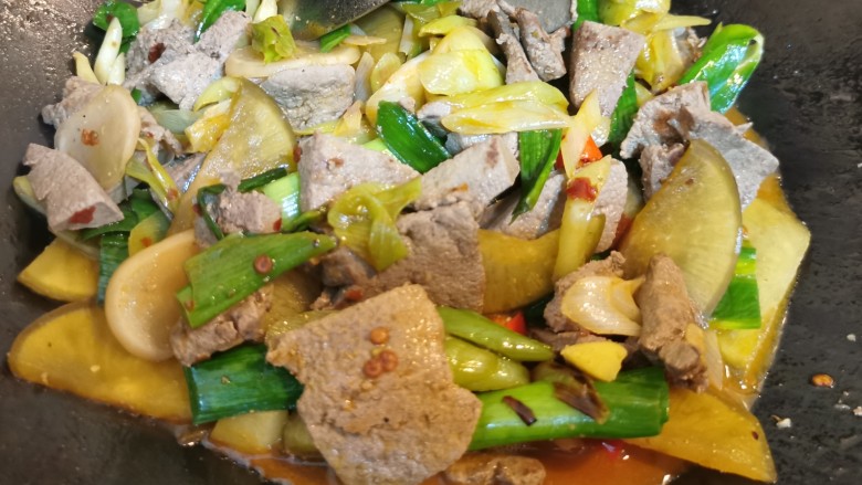 蒜苗炒猪肝,汤汁浓郁,蒜苗叶子炒的时间刚好就可以起锅啦