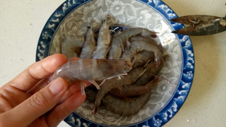 麻辣干锅虾,首先将虾剪去虾须虾枪,用牙签取出虾线或者开虾背取出虾线