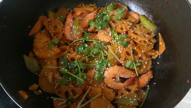 麻辣干锅虾,撒些熟芝麻和香菜,出锅啦