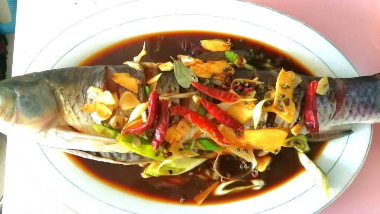 炖草鱼,再加入辣椒,花椒、大料,白糖,醋,酱油,<a style='color:red;display:inline-block;' href='/shicai/ 756'>鸡精</a>,腌制一个小时。
