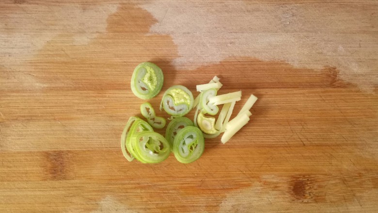 韭菜炒虾仁,葱切碎,生姜切丝