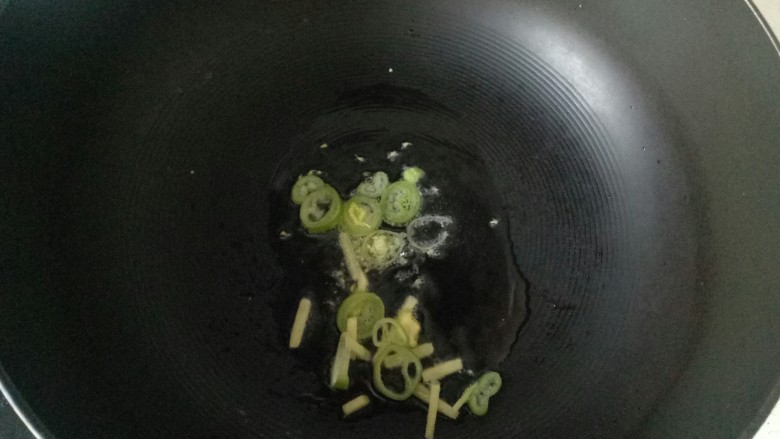 韭菜炒虾仁,锅中放适量油烧热,放入葱姜煸炒