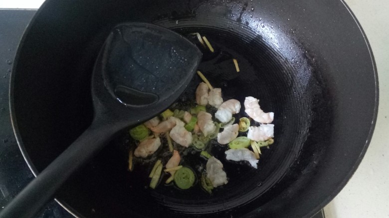 韭菜炒虾仁,加入虾仁翻炒,加入适量<a style='color:red;display:inline-block;' href='/shicai/ 718'>料酒</a>