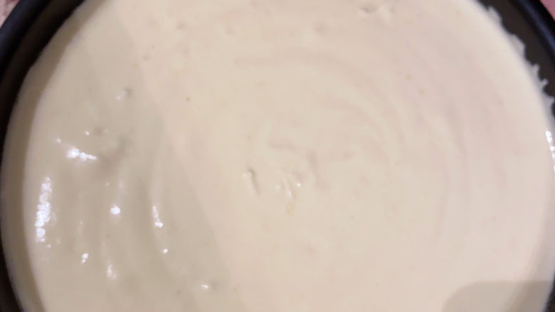 草莓蛋糕,拌匀后倒入模具,蛋盆离模具大概15Cm高倒入后,震动两下模具,把大气泡震出,用牙签把表面的小气泡戳破,速度要快,放置时间久了会消泡