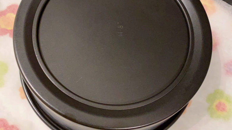 草莓蛋糕,烤箱提前预热10分钟,中下层150度烤30分钟,再转125度烤30分钟,烤箱温度不同,时间上下浮动10分钟都可以(是否烤熟,可插根牙签进去,没有面糊带出来就烤好了)