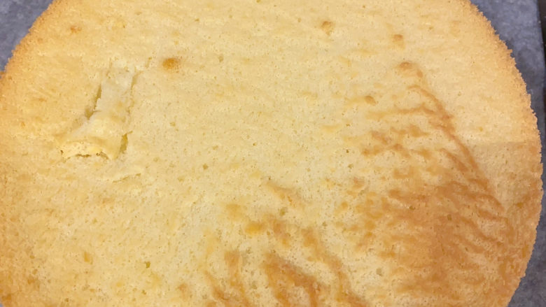 草莓蛋糕,脱模的时候可以用手轻轻把边缘往中间按压一圈,也可以借用刮刀帮助脱模