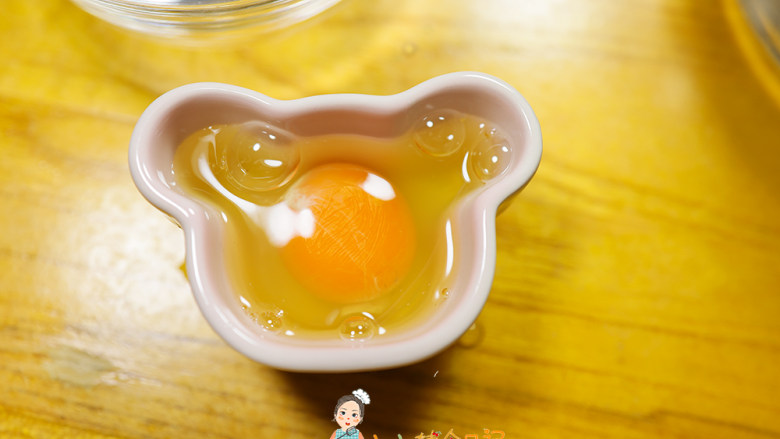 8个月以上辅食蒸蛋羹,一个鸡蛋打入一个小杯子里,我用的这个杯子大概是八分满,如果你没有称就用这样的小杯子来量鸡蛋的体积,鸡蛋1 水2就很容易操作