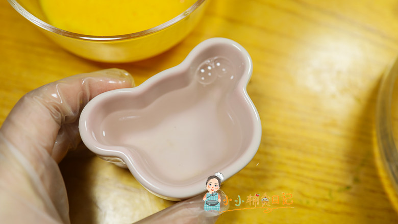 8个月以上辅食蒸蛋羹,这是一杯的水,我们需要两杯水